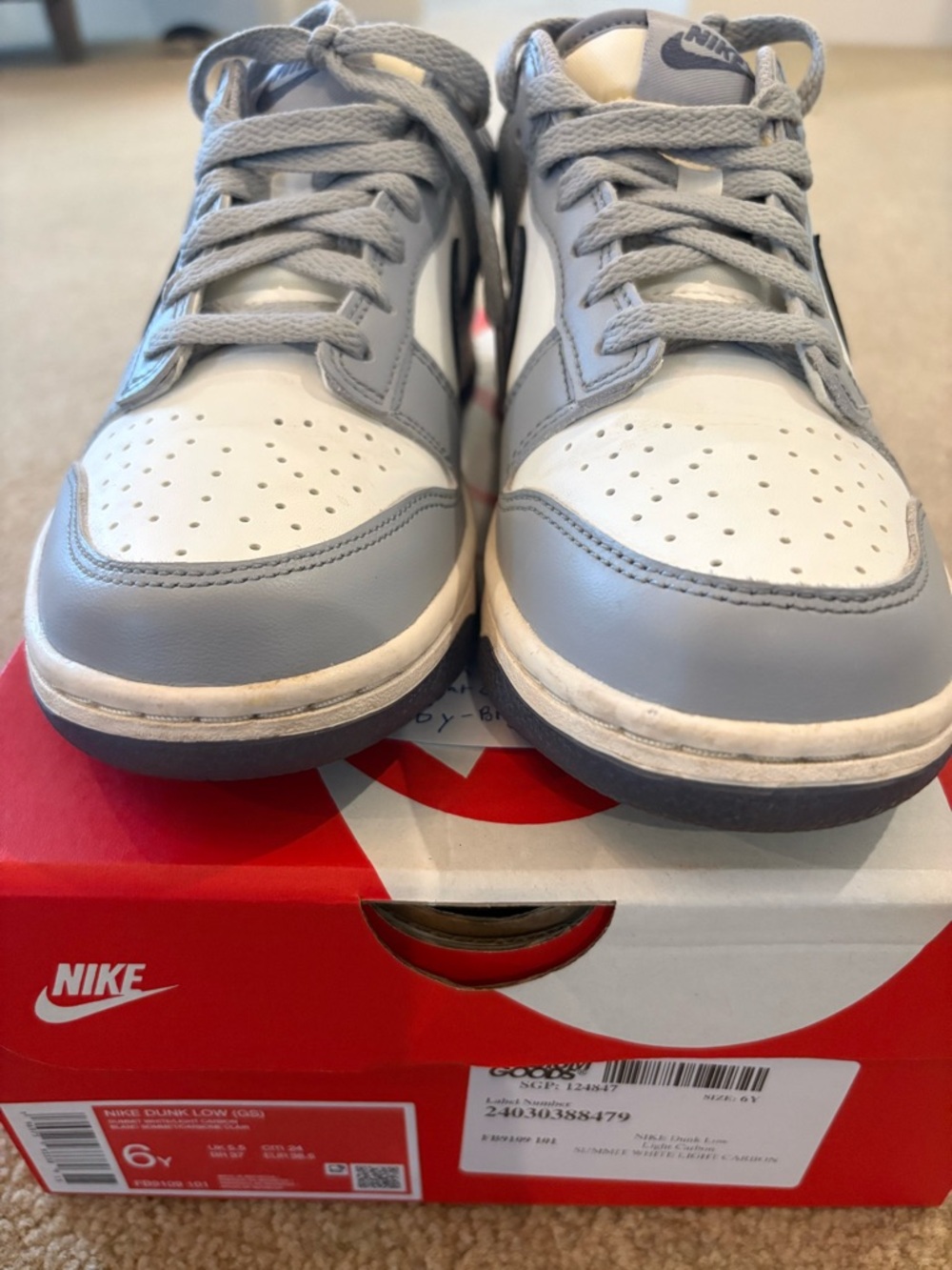Kids 6Y Nike Dunk Low (GS) Summit White and Light Carbon size 6Y (Women’s 7.5)